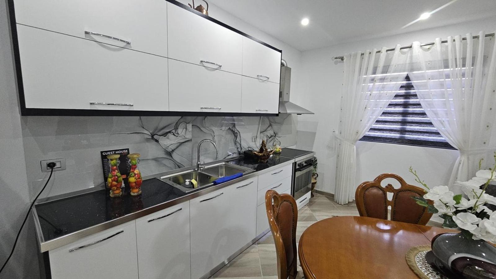 Guesthouse Albi Berat Luaran gambar